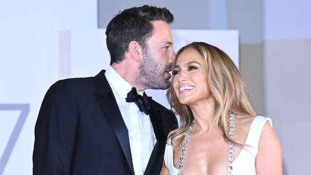 Affleck en Lopez straalden van oor tot oor op de rode loper en leken zich tijdens hun onderonsjes niets aan te trekken van alle camera's.