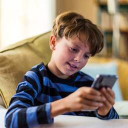 NU+ | Zitten je kinderen veel op sociale media? Zo ga je daar als ouder mee om