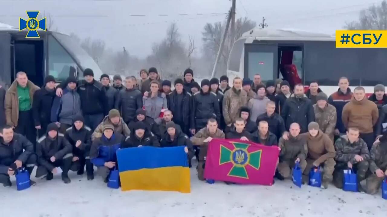 Beeld uit video: Tientallen krijgsgevangenen uit Rusland en Oekraïne vrijgelaten