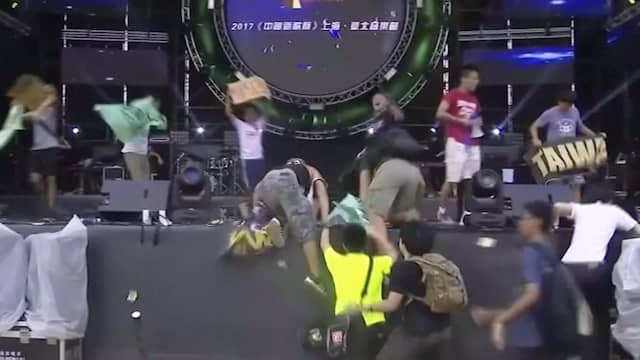Taiwanese studenten klimmen uit protest op podium talentenjacht