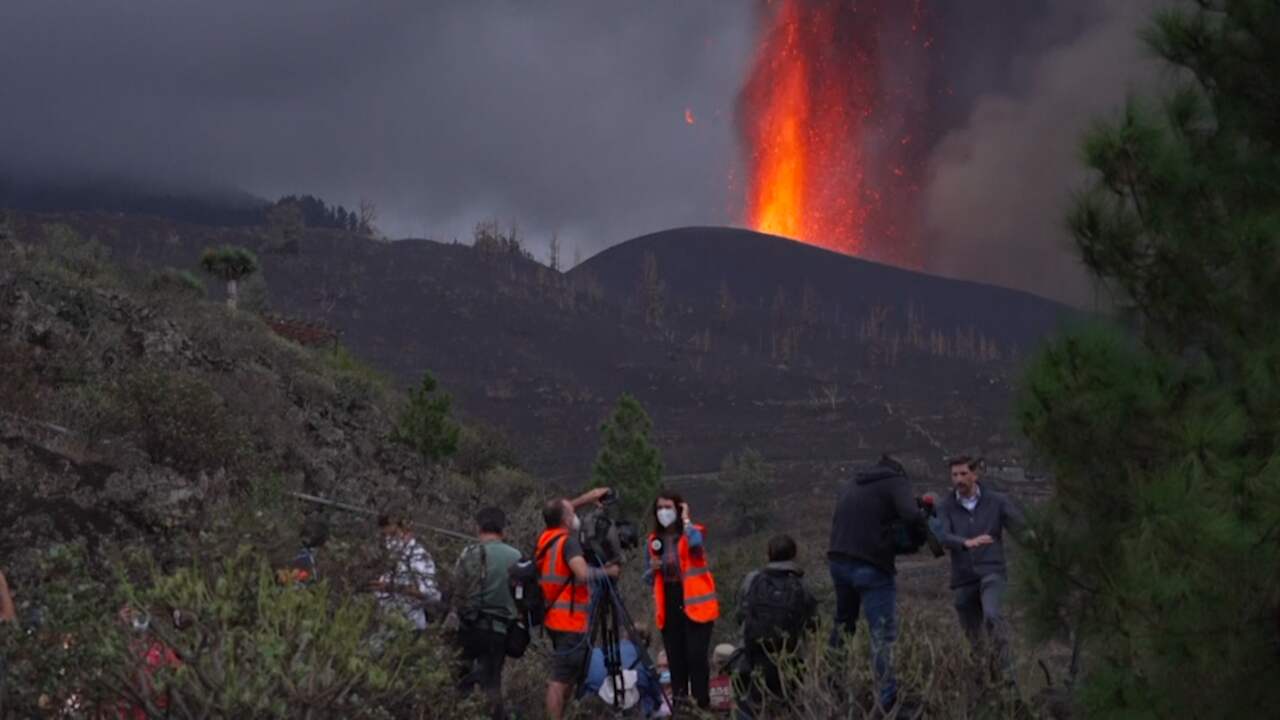 Beeld uit video: Veel media-aandacht voor lava spuwende vulkaan op La Palma
