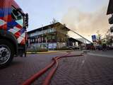 Grote brand op woonboulevard in Delft, meerdere winkels ontruimd
