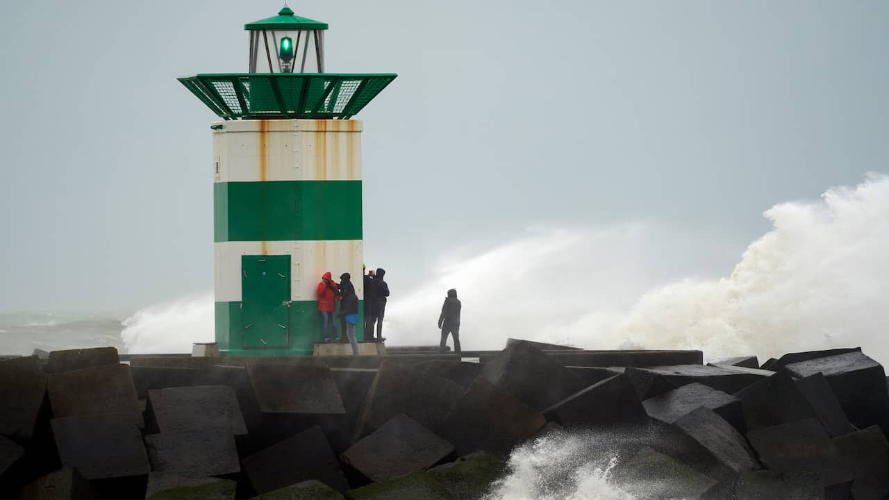 Weather forecast: Heavy showers with thunderstorms and gusty winds after a mostly dry day |  inland