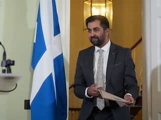 Schotse premier dient ontslag in nadat hij zijn eigen regering opblies