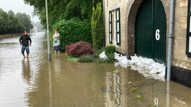 Inwoners van die plaats hebben zandzakken voor hun huizen geplaatst om het water tegen te houden.