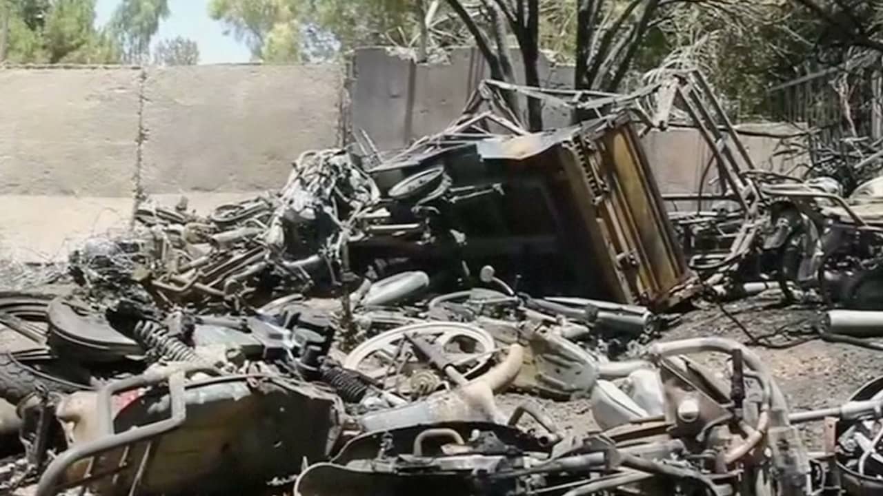 Afghanen ruimen puin op van ontplofte autobom