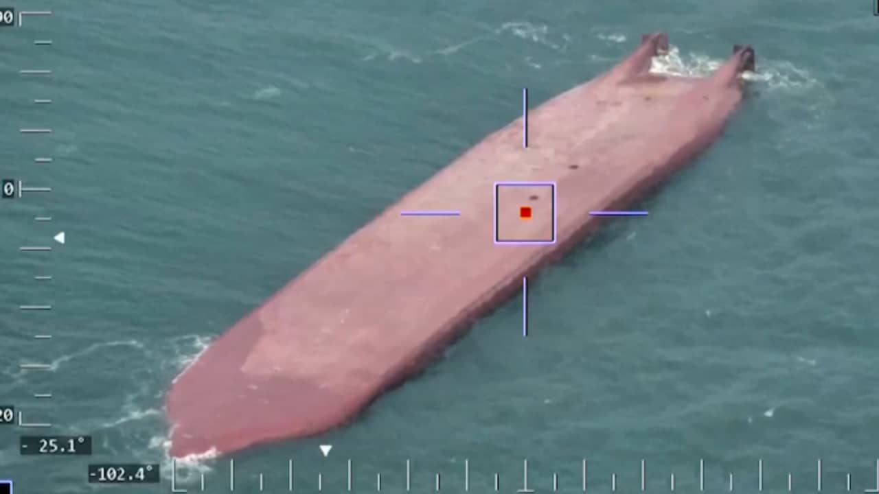 Beeld uit video: Chinese marine zoekt vermisten na kapseizen boot