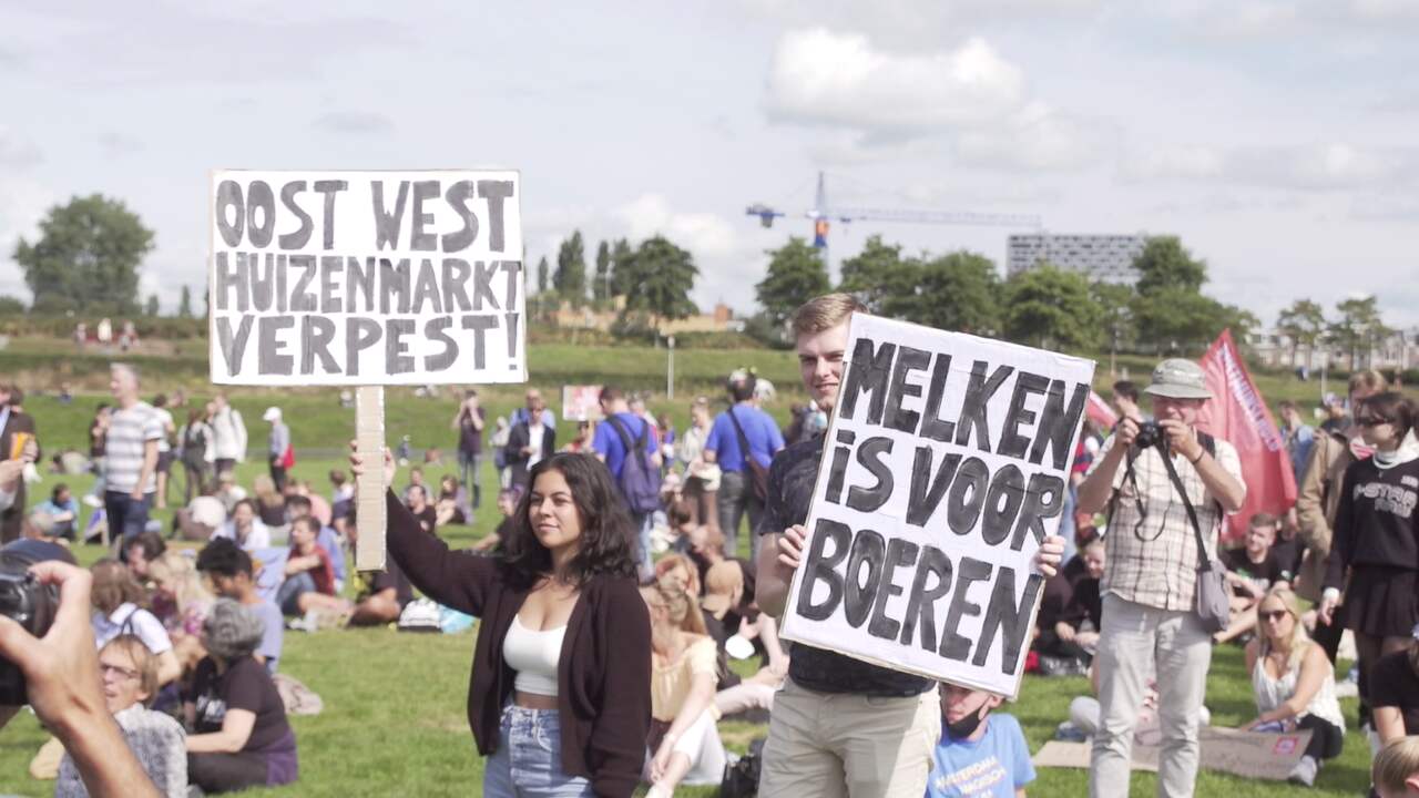 Beeld uit video: Duizenden mensen protesteren in Amsterdam tegen wooncrisis