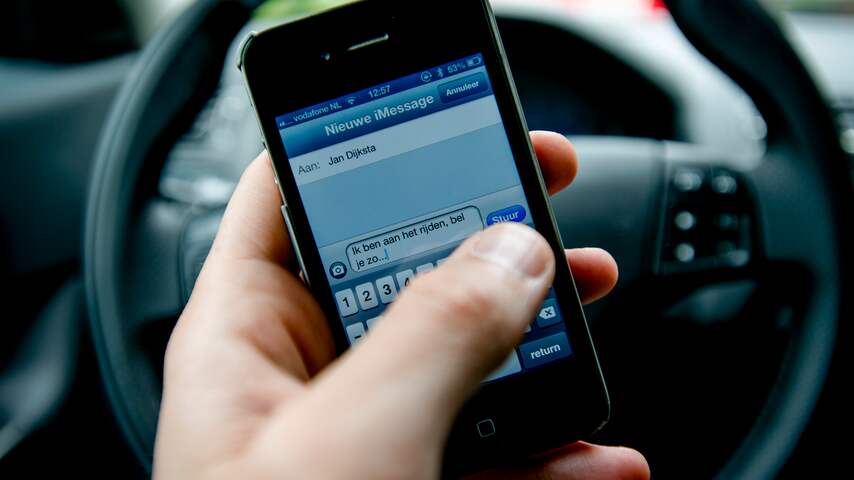 Sms in de auto sms'en achter het stuur smartphone in auto
