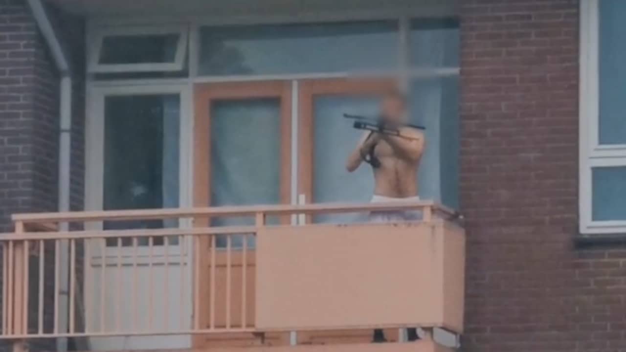 Beeld uit video: Man richt kruisboog vanaf balkon op omstanders in Almelo