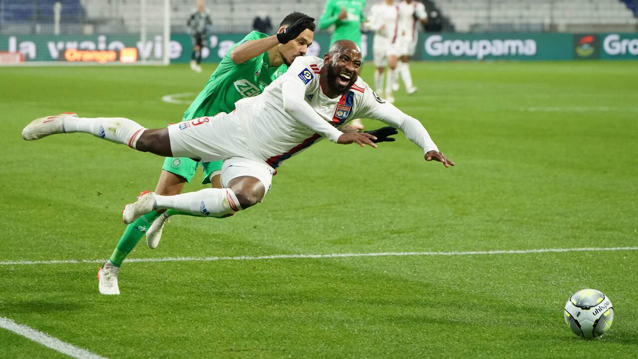 Moussa Dembélé versierde vroeg in de wedstrijd een strafschop en benutte die zelf.