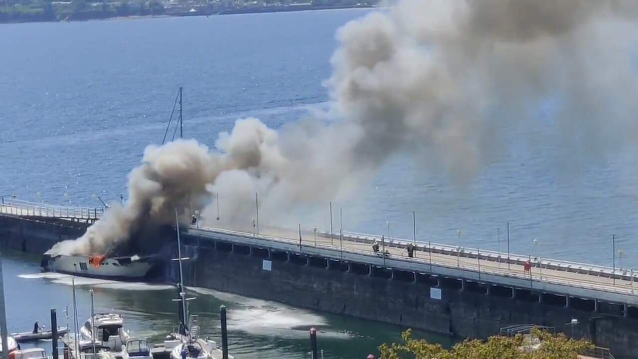 Beeld uit video: Enorme brand op superjacht van 6 miljoen in Engelse haven