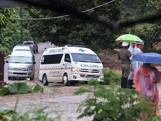 Reddingsploegen halen drie jongens uit Thaise grot, nog één jongen en trainer vast