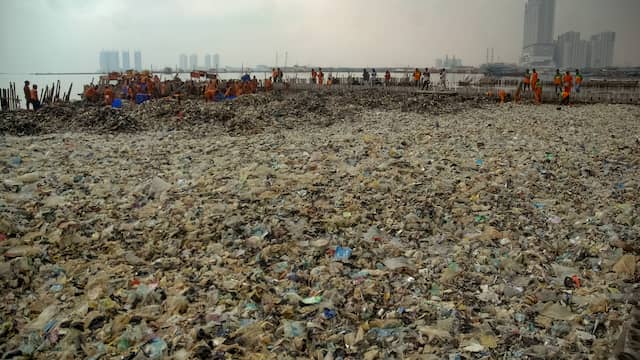 Opruimactie haalt elke dag 40 ton afval weg voor kust Jakarta