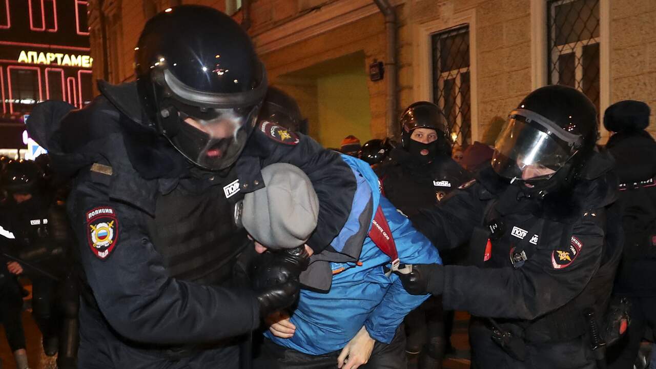 Agenten houden op 2 februari een betoger aan tijdens een demonstratie tegen de celstraf van Alexei Navalny in Moskou.