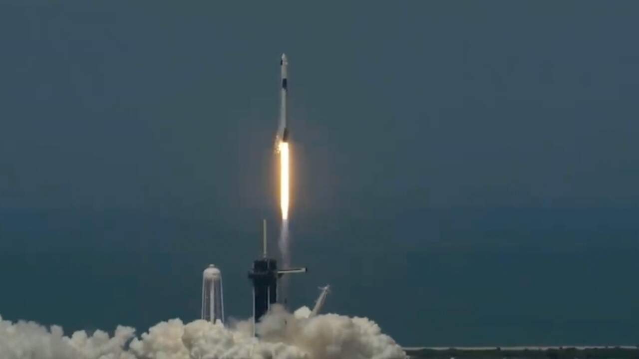 Beeld uit video: SpaceX lanceert eerste bemande commerciële vlucht naar ISS