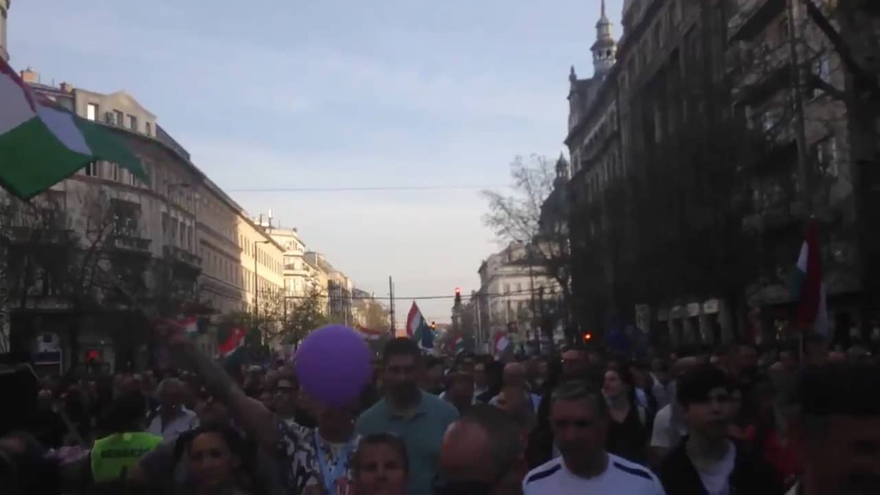 Beeld uit video: Tienduizenden Hongaren demonstreren in Boedapest tegen net gekozen premier