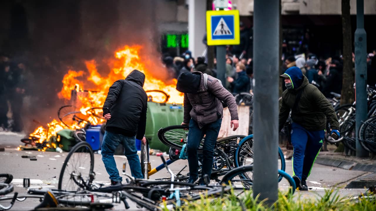 Relschoppers slepen met fietsen tijdens de rellen in Eindhoven van zondag.