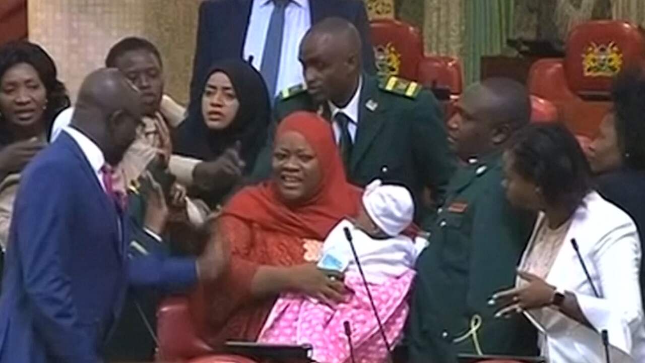 Beeld uit video: Keniaans parlementslid uit zaal verwijderd om meebrengen baby
