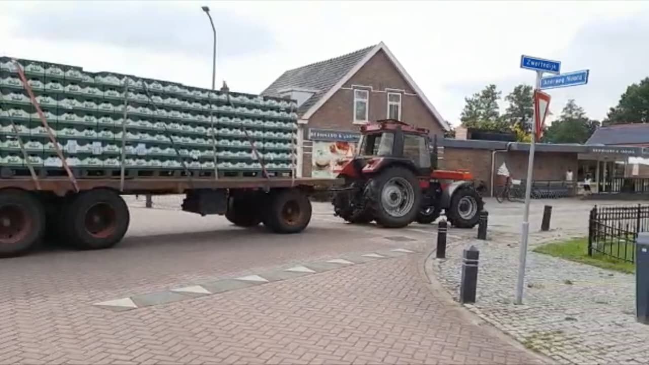 Beeld uit video: Drentse vriendengroep vervoert 490 kratten bier met tractor