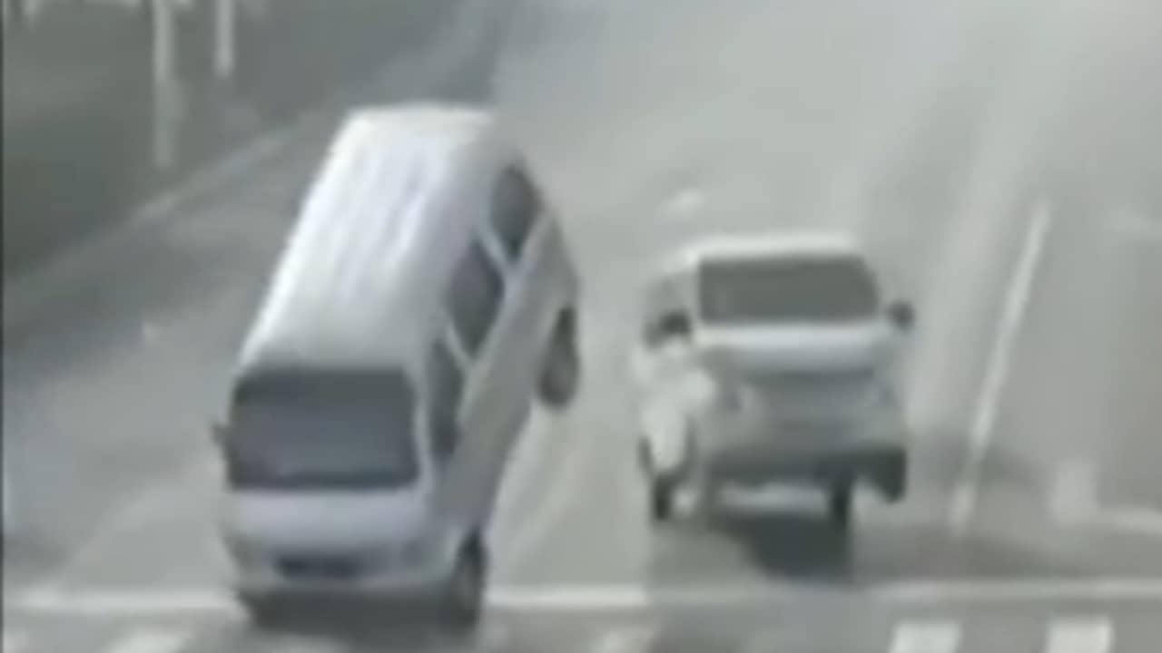 Beeld uit video: Bizar ongeluk heft zwaartekracht auto's op