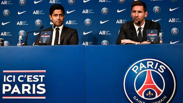 Lionel Messi (r) naast clubeigenaar Nasser Al-Khelaïfi tijdens zijn presentatie in het stadion van PSG.