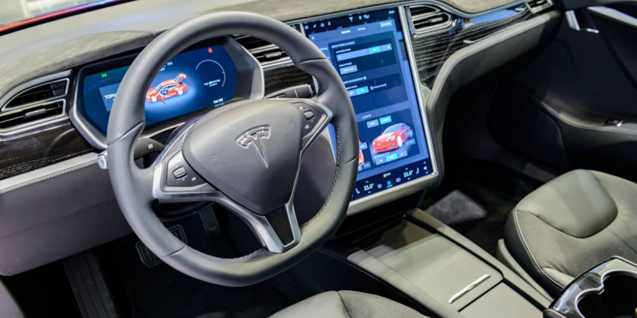 VS opent formeel onderzoek naar mogelijkheid om te gamen in rijdende Tesla