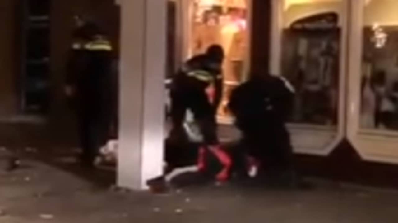 Beeld uit video: Politie op Urk pakt jongeren op na opnieuw onrustige nacht