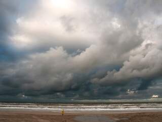 Regenwolken boven de zee in Noordwijk