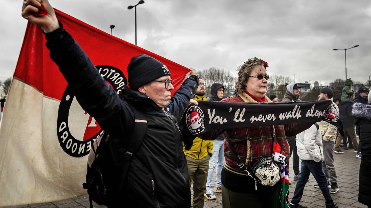 Supporters konden zich vanaf 14.15 uur verzamelen op het voorplein van De Kuip aan de Olympiaweg, waar de rouwauto met Christian Gyan langsreed.