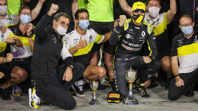 Cyril Abiteboul (left) with Esteban Ocon and Daniel Ricciardo, the Renault drivers in 2020.