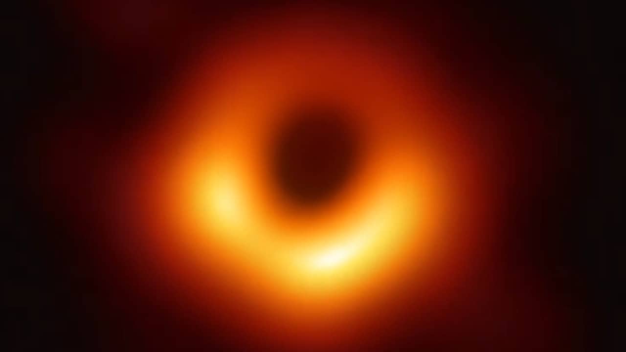 Astronomen presenteren eerste foto ooit van zwart gat