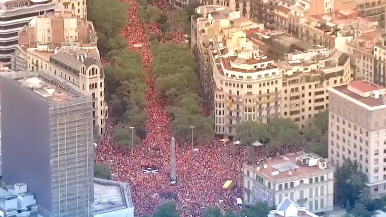 Beeld uit video: Ruim miljoen Catalaanse demonstranten vullen de straten van Barcelona