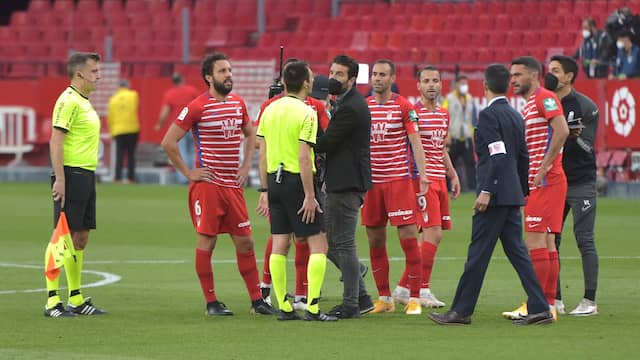 Volgens de spelers van Granada had de scheidsrechter te vroeg afgefloten.