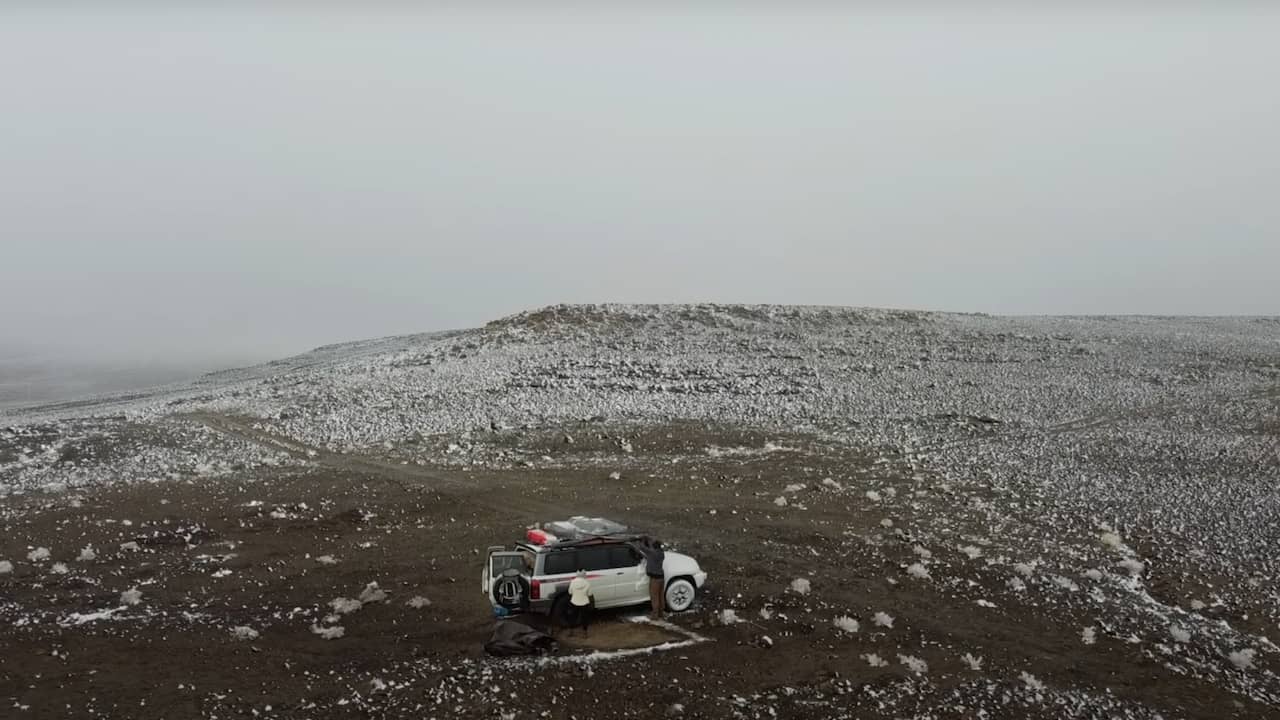 Beeld uit video: Drone filmt met sneeuw bedekte Saoedische woestijn