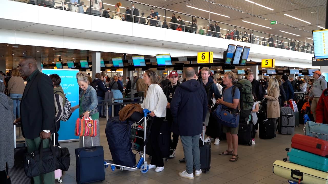 Beeld uit video: Reizigers op Schiphol urenlang in de rij: 'Wij zijn de dupe van staking'
