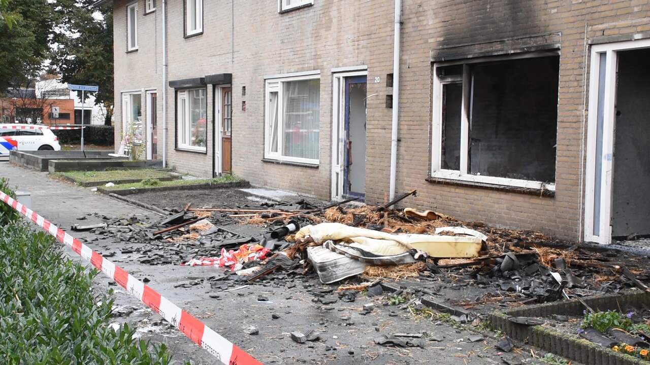 Beeld uit video: Brand verwoest huizen in Best, mogelijk aangestoken door bewoner