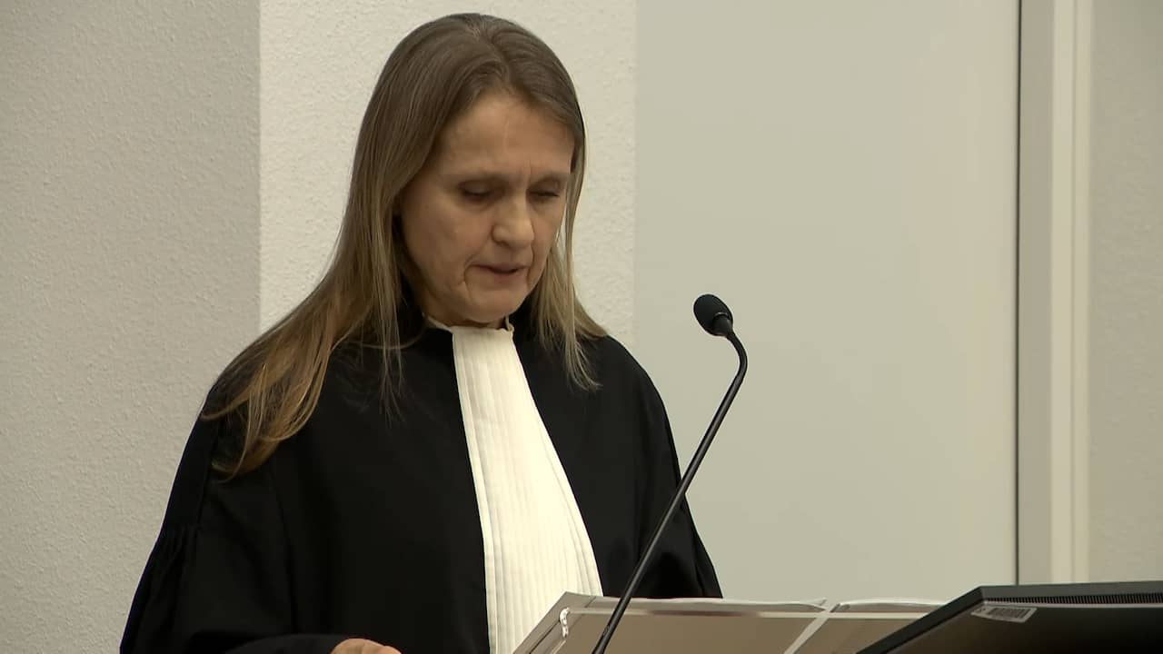 Beeld uit video: OM leest strafeis voor in corruptiezaak Haagse oud-wethouders