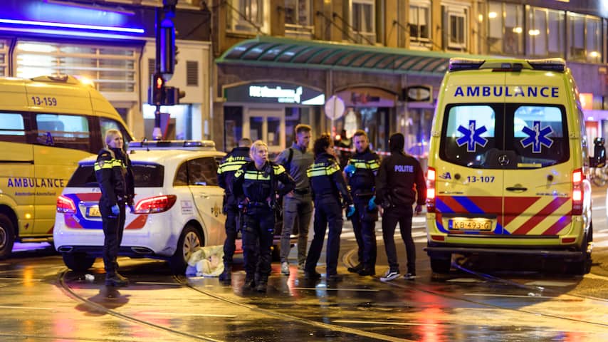 Man steekt kort na elkaar vijf mensen neer in Amsterdam, één persoon overlijdt