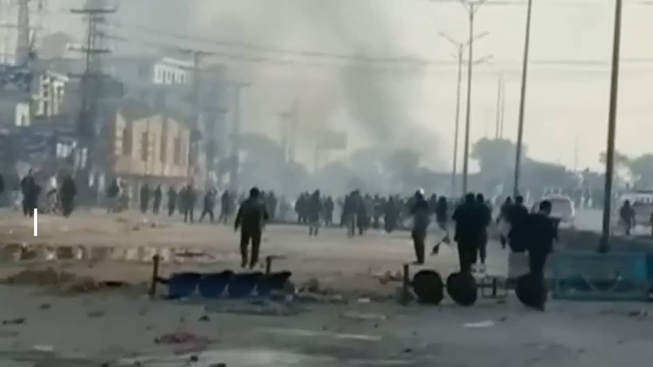 Beeld uit video: Politie Pakistan verdrijft betogers na wekenlang protest tegen minister