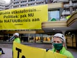 Activisten Greenpeace voeren actie op tijdelijk pand Tweede Kamer
