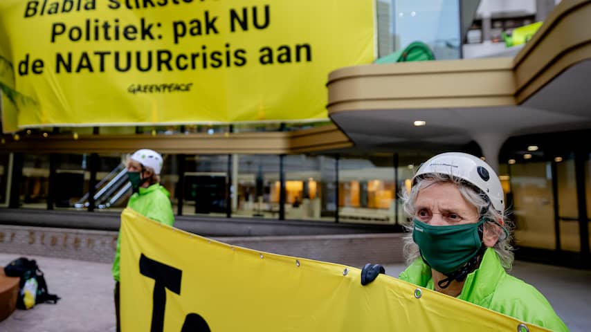 Greenpeace beklimt tijdelijk pand Tweede Kamer om natuurschade stikstof