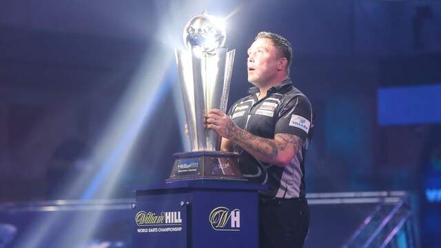 Gerwyn Price kijkt vol bewondering naar de trofee van het WK.