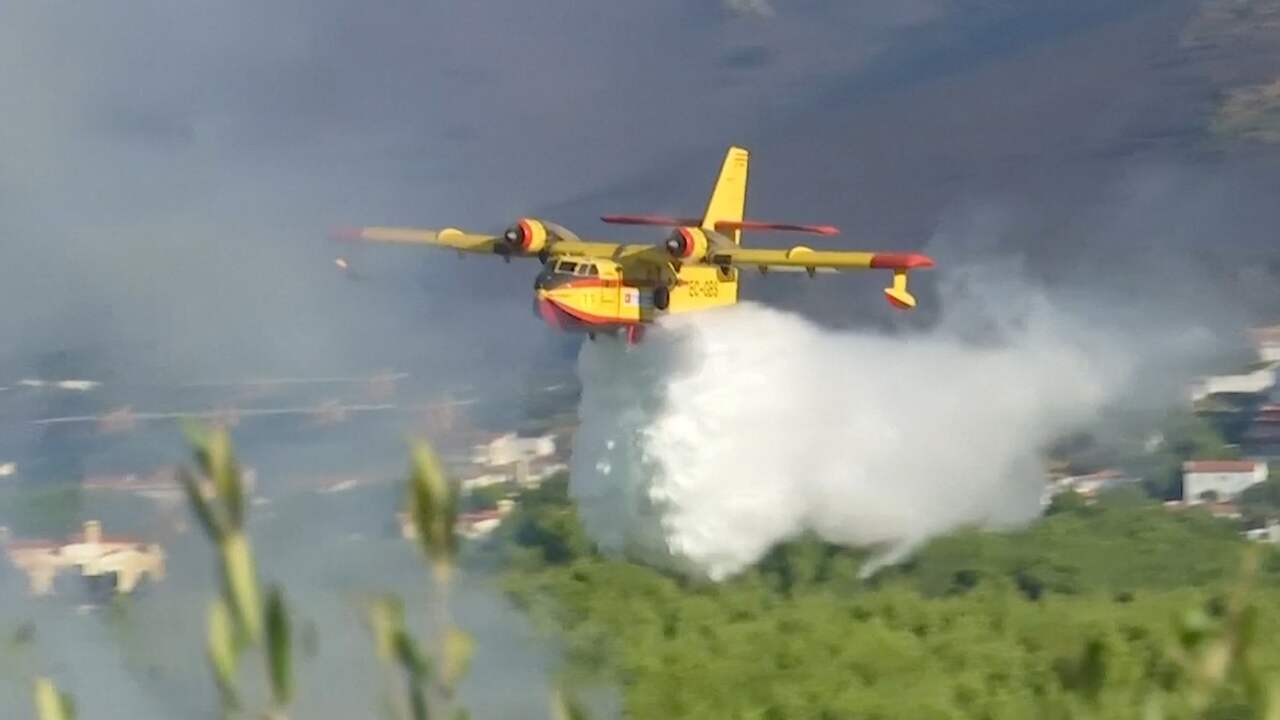 Brandweerlieden blussen natuurbrand in Portugal