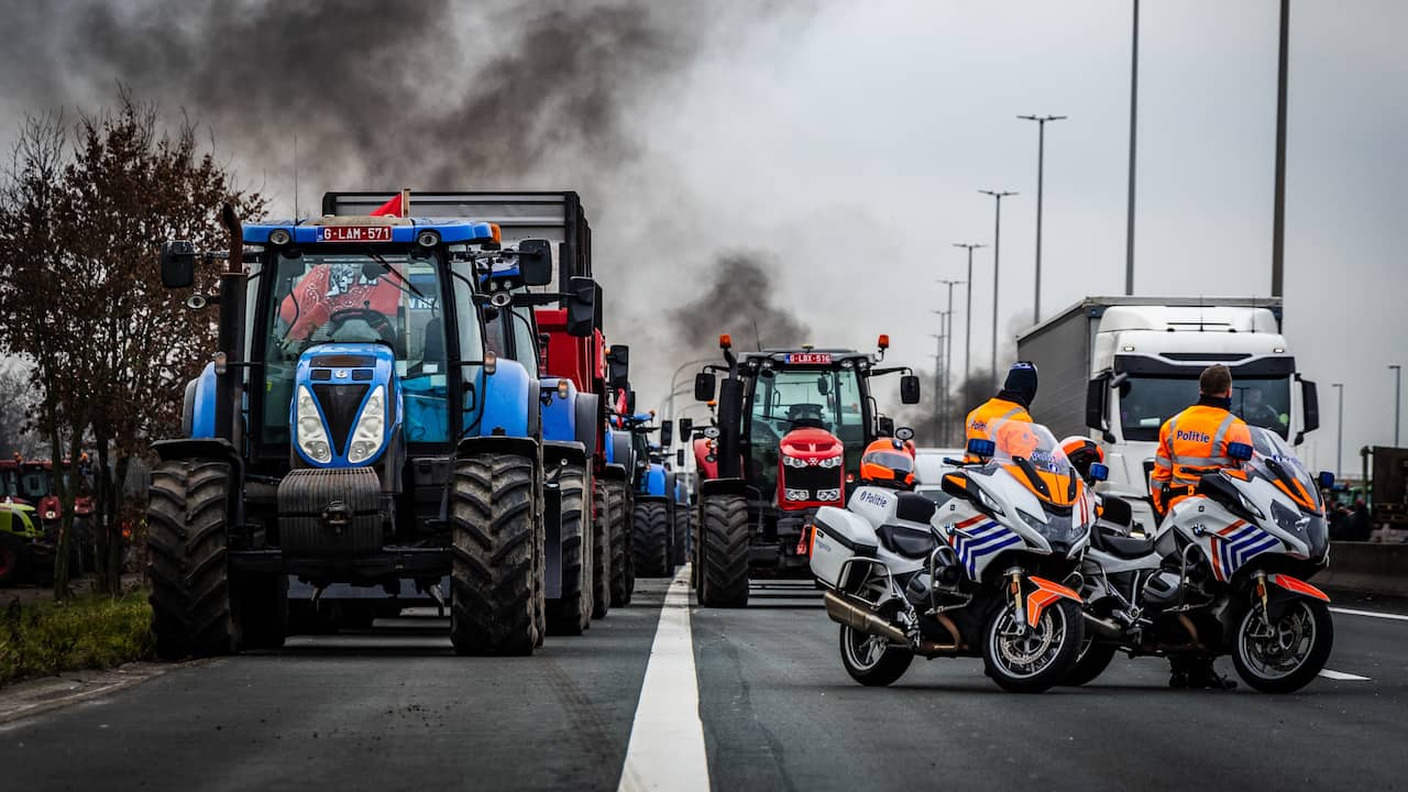 Scheemda A7 Farmers Protest: Dutch and German Farmers Block Driveways – Latest Updates