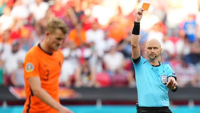 Matthijs de Ligt kreeg aan het begin van de tweede helft tegen Tsjechië een rode kaart.