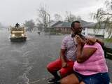 Vrijwilligers halen in de nasleep van orkaan Ida in de Amerikaanse staat Louisiana slachtoffers op.
