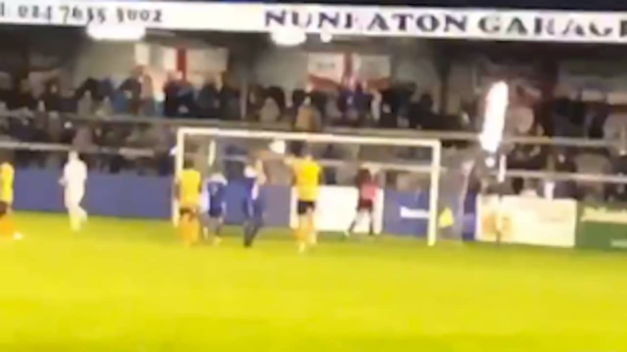 Doelman vernielt tribunelamp met penalty
