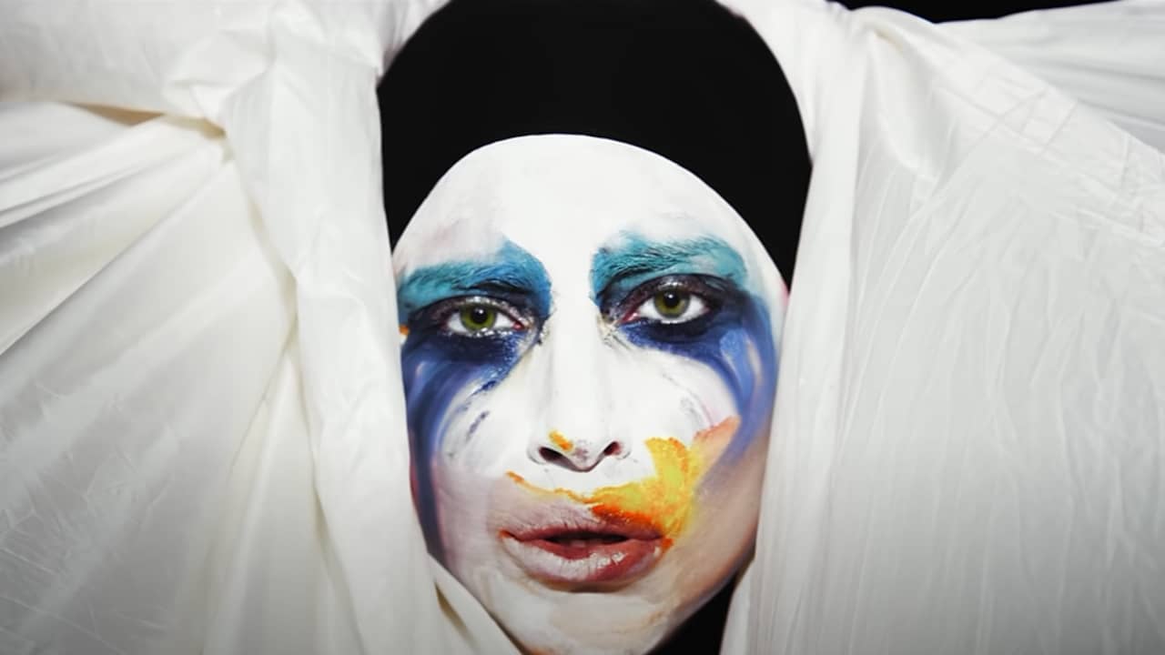 Beeld uit video: Lady Gaga - Applause