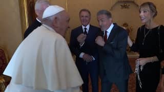 Rocky-acteur Stallone grapt met paus tijdens bezoek: 'Zullen we boksen?'